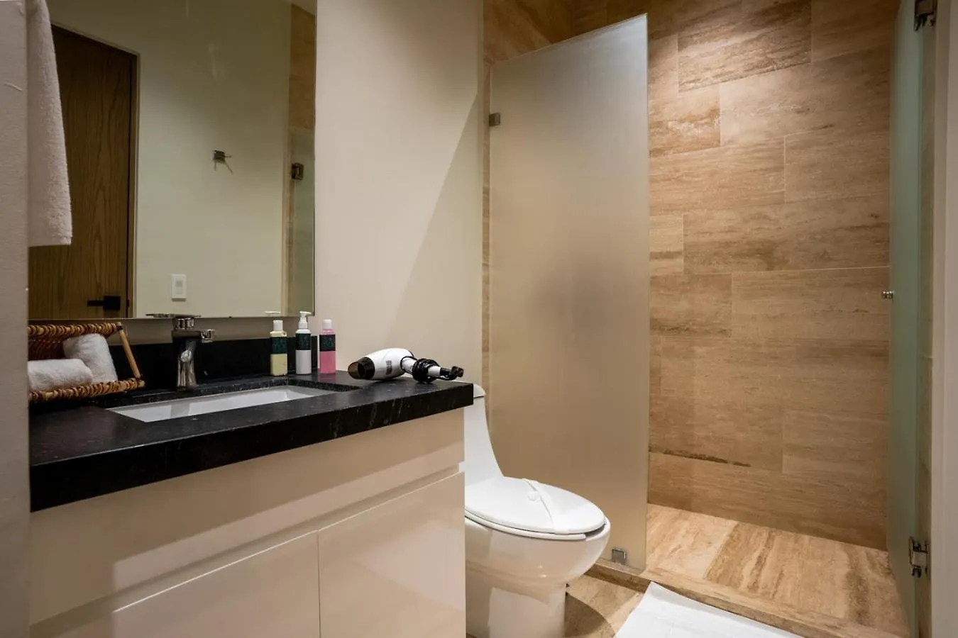 Apartment 2Br Condo W/ Rooftop Oceanview & Centric Location Playa del Carmen Mexiko