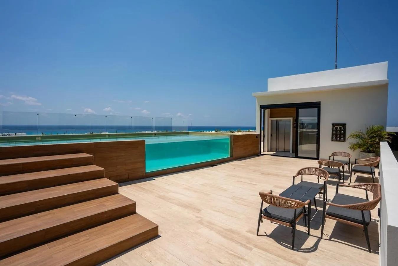 2Br Condo W/ Rooftop Oceanview & Centric Location Playa del Carmen