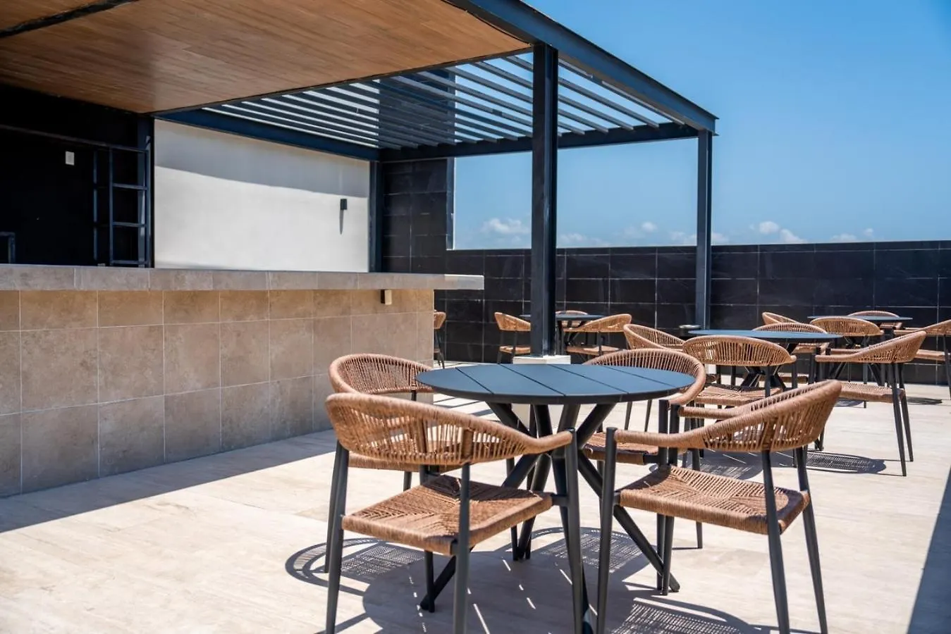 2Br Condo W/ Rooftop Oceanview & Centric Location Playa del Carmen Apartment